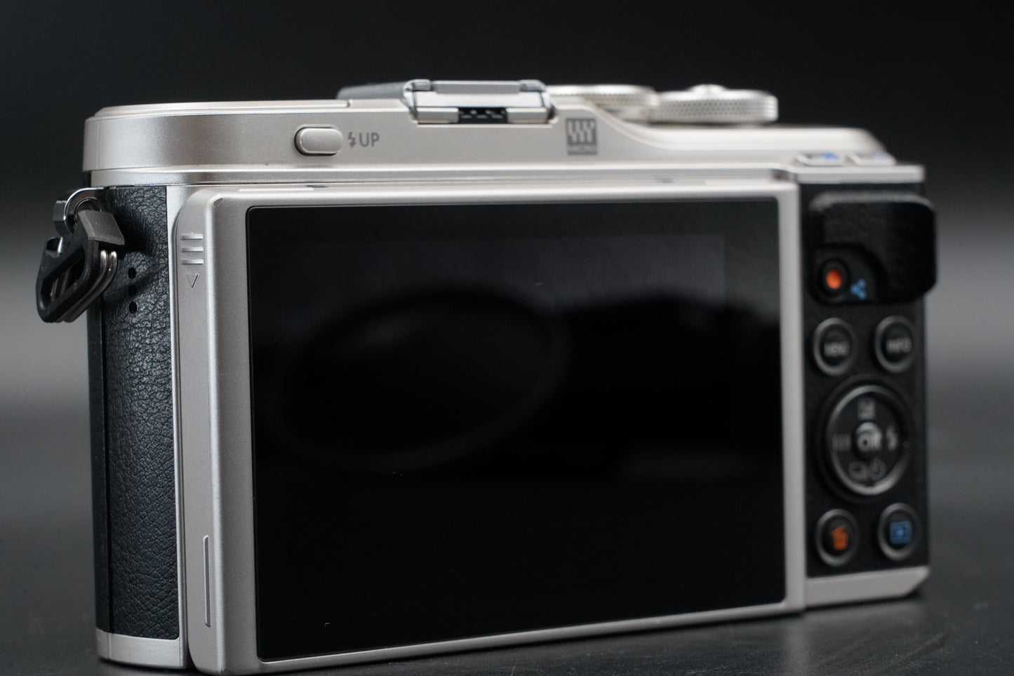 OLYMPUS PEN E-PL9 16.1MP Digital Camera w/ 2 Lens Silver US DUTY PAID 11009