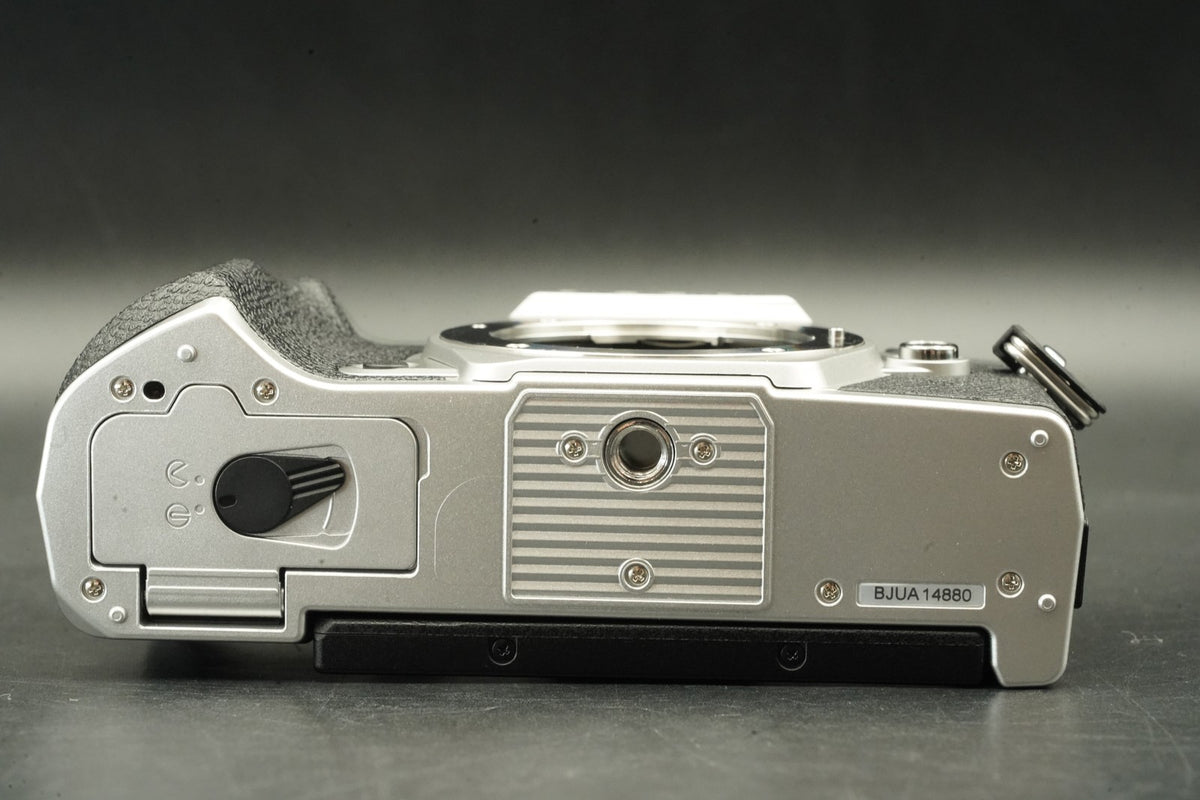 OM SYSTEM OM-5 Mirrorless Camera Silver JAPANESE ONLY -460 cut- #12388