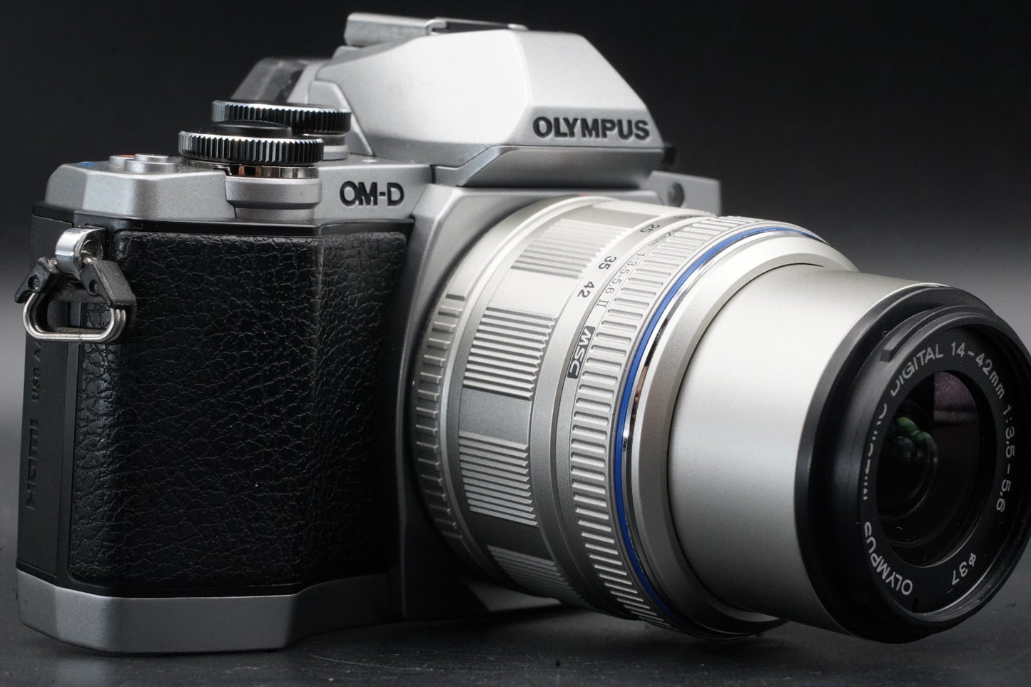 9702 cuts! Olympus OM-D E-M10 16.1MP Digital SLR Camera Silver w/ 2 Lens 11447