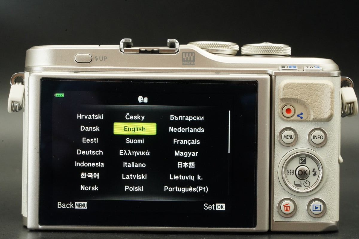OLYMPUS PEN E-PL9 16.1MP Digital Camera w/ 2 Lens White -2612 cuts- #11891