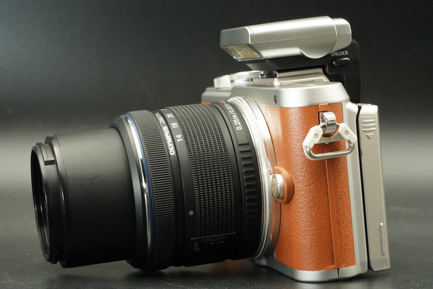 2712 cuts! Olympus E-PL8 Brown w/ 2 lenses Digital Mirrorless Camera 11639