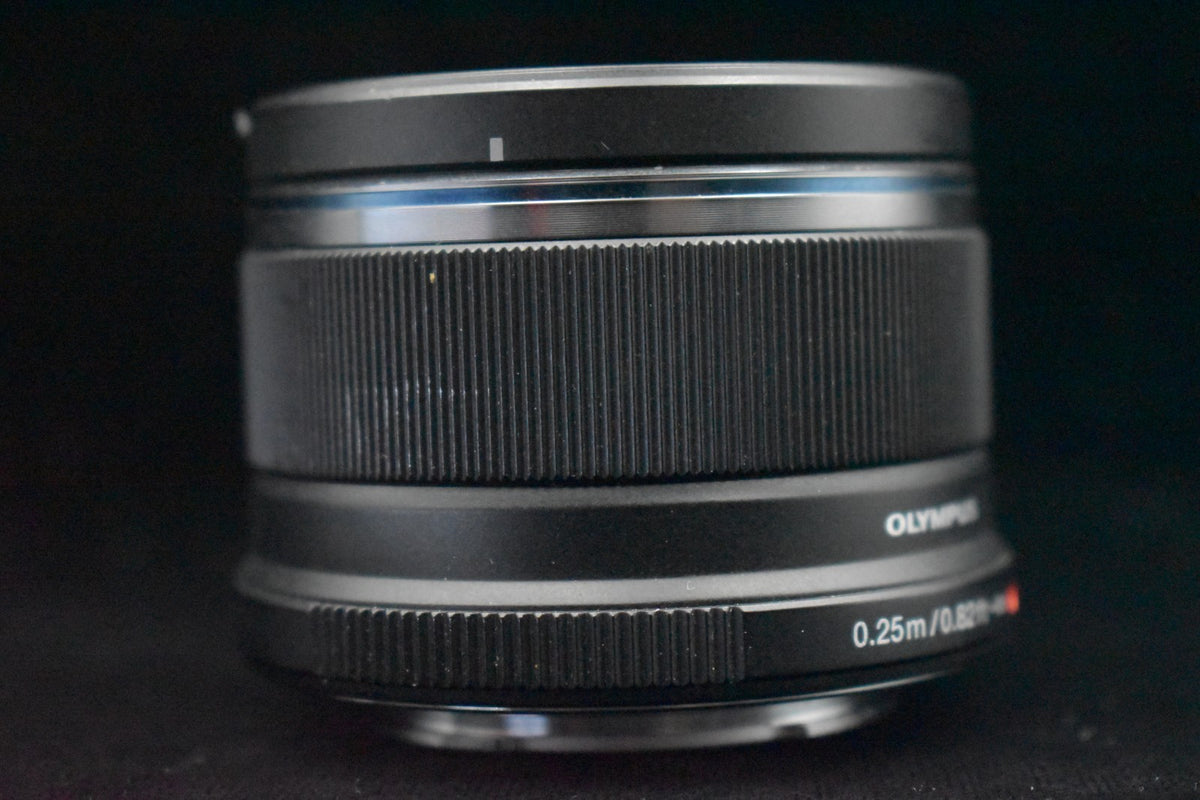 Objectif noir OLYMPUS M.ZUIKO DIGITAL 25 mm F/1,8 pour Micro Four Thirds 9409