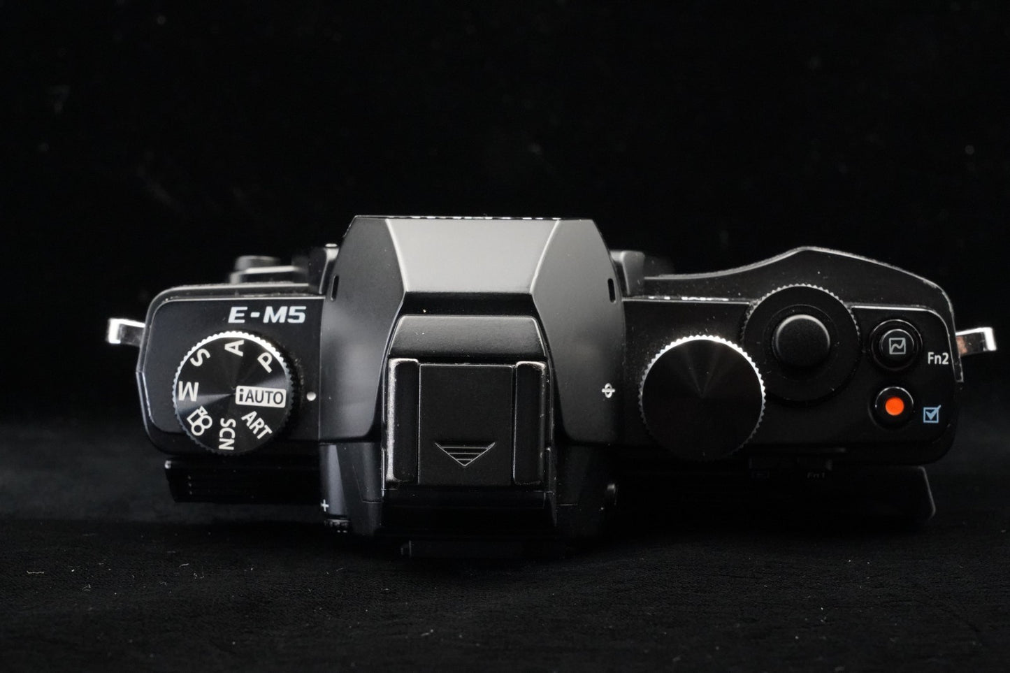 [US Duty Paid] Olympus OM-D E-M5 Mirrorless Digital Camera with Lens Black 9700