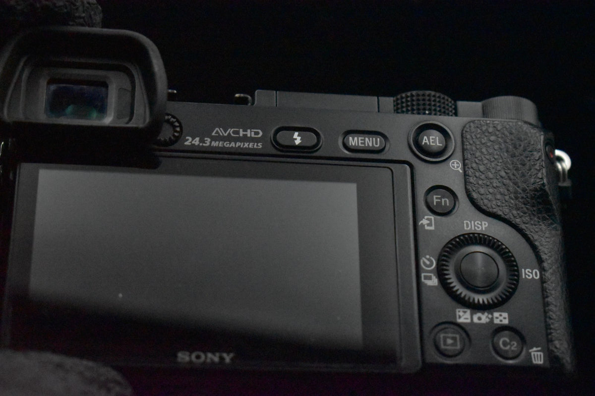 [US Duty Paid] Cámara digital sin espejo Sony Alpha a6000 con lente negra 9237
