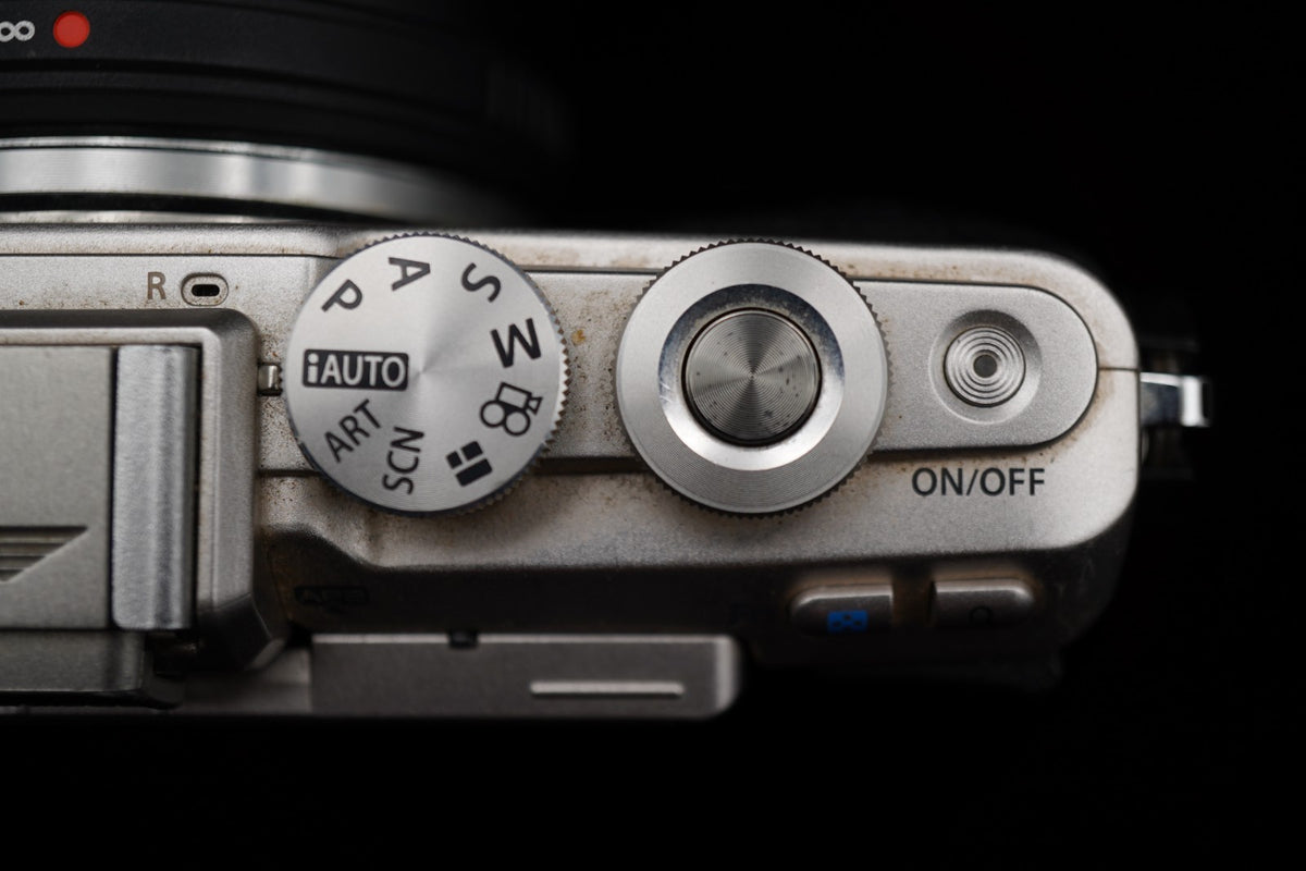 Olympus PEN E-PL7 Digital Camera Silver with 14-42mm Lens US STOCK #9544