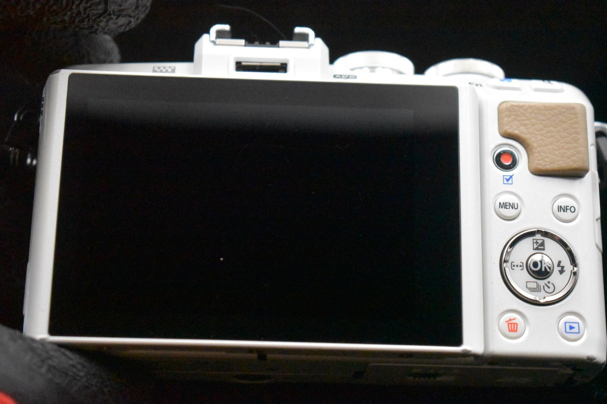 [US Duty Paid] Olympus PEN E-PL7 Digital Camera White with 14-42mm Lens 9343