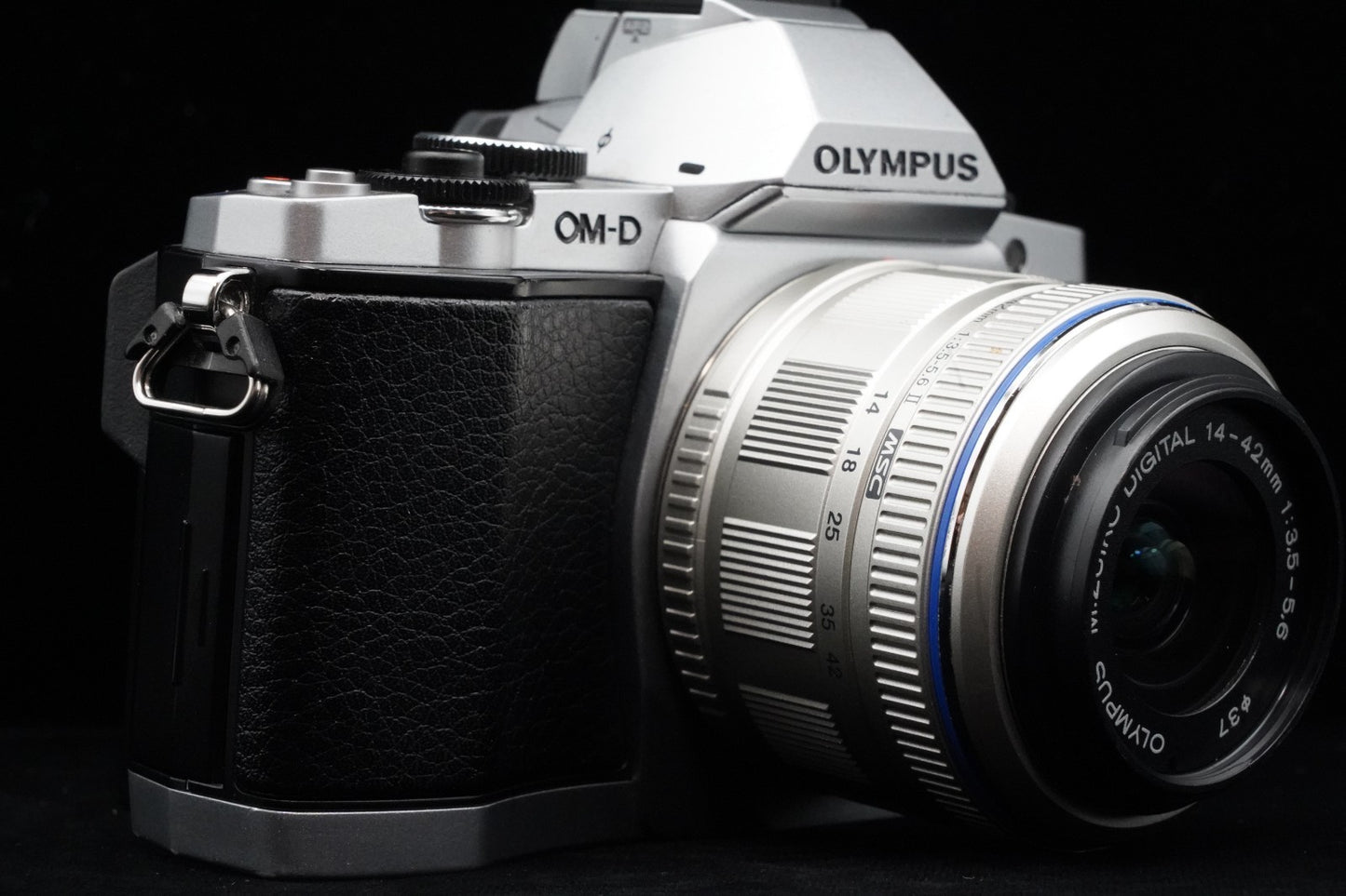 [US Duty Paid] Olympus OMD E-M5 Mirrorless Digital Camera w/ Lens Silver 9719