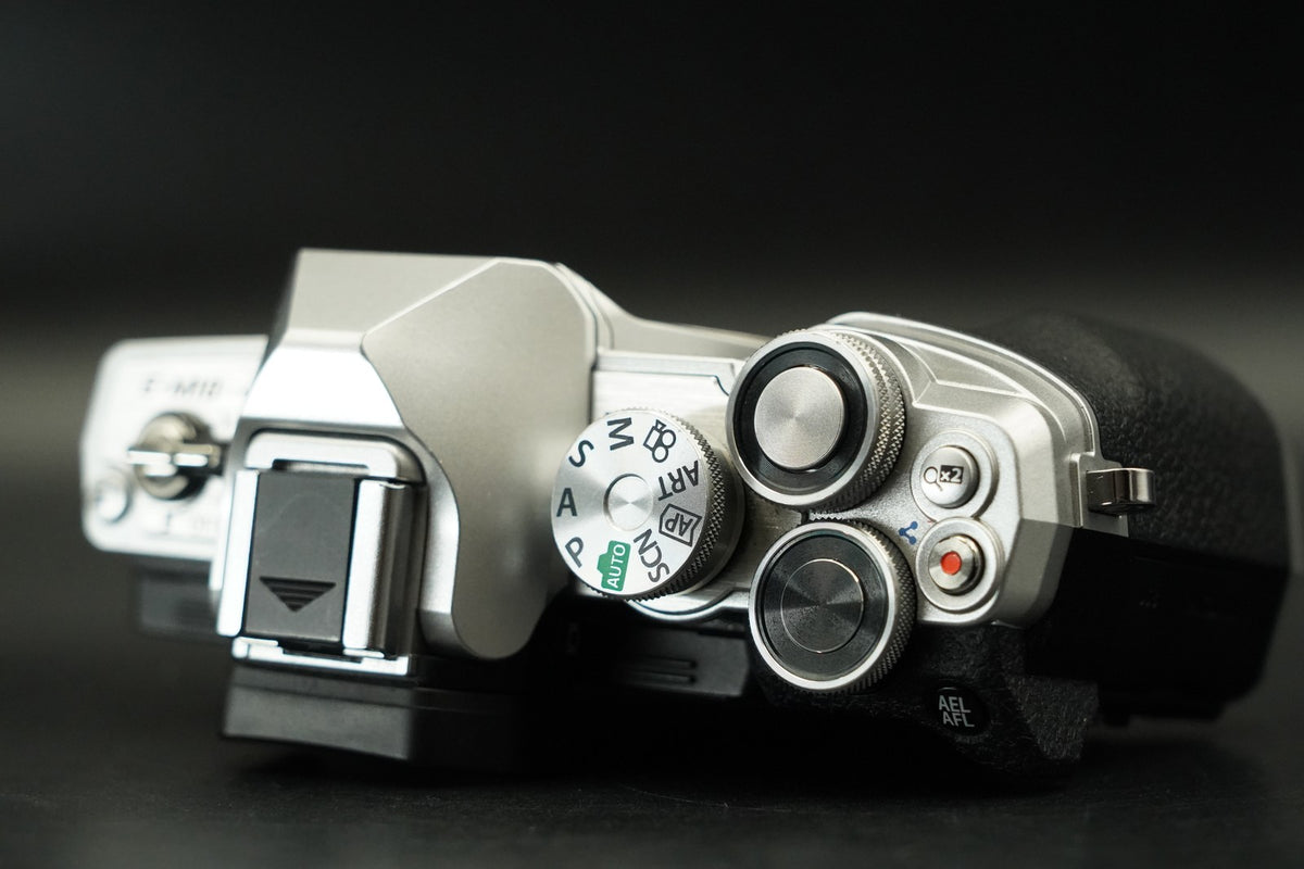 Olympus OM-D E-M10 Mark IV Silver Mirrorless Camera -10104 cut- US STOCK #12140