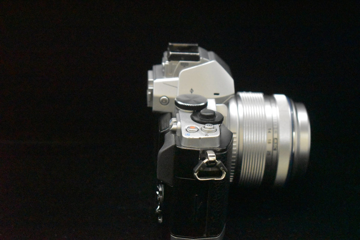 Olympus OMD E-M5 Mirrorless Digital Camera with Lens Silver US STOCK #10070