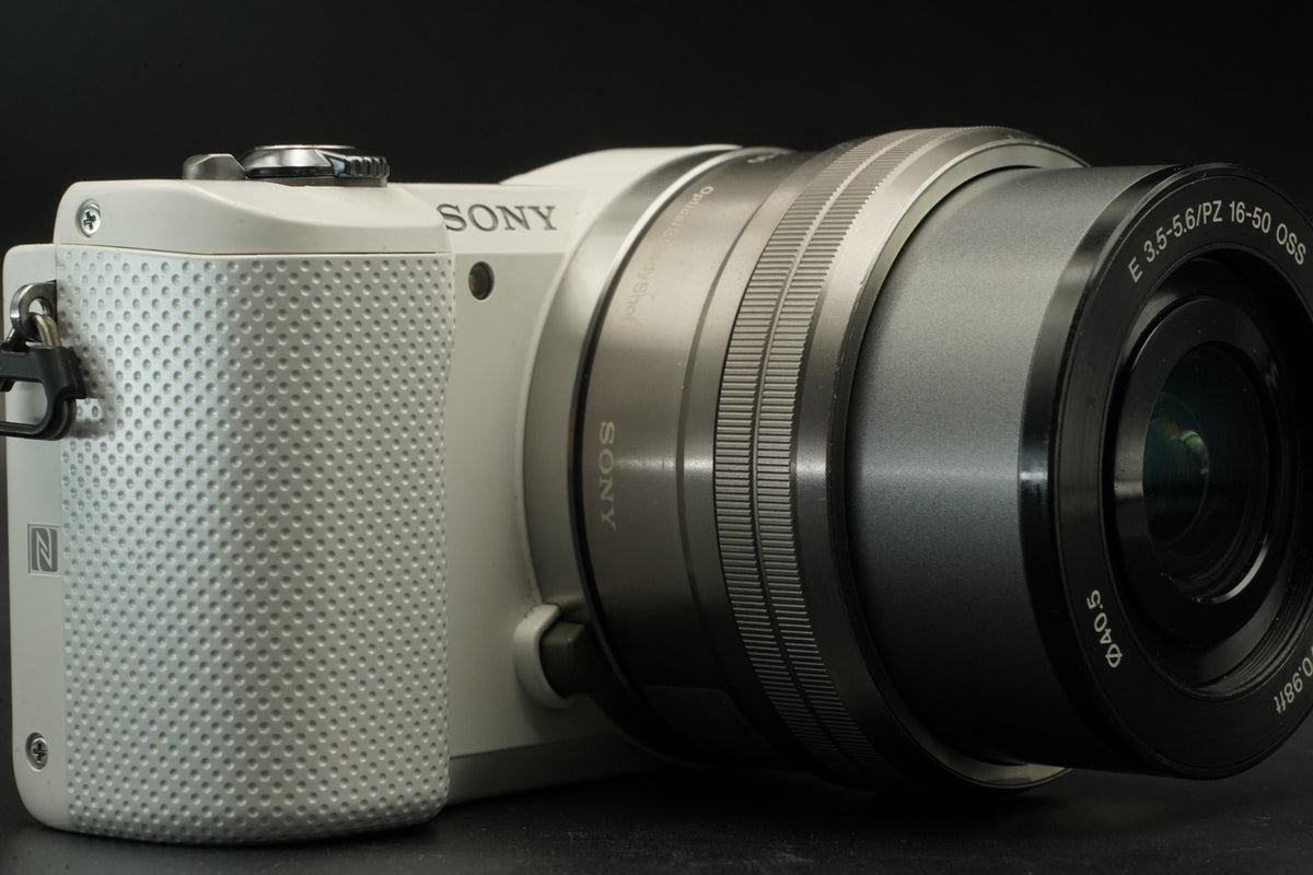 Sony a5000 Mirrorless Digital Camera White with 2 Lenses -11208 cuts- #11484