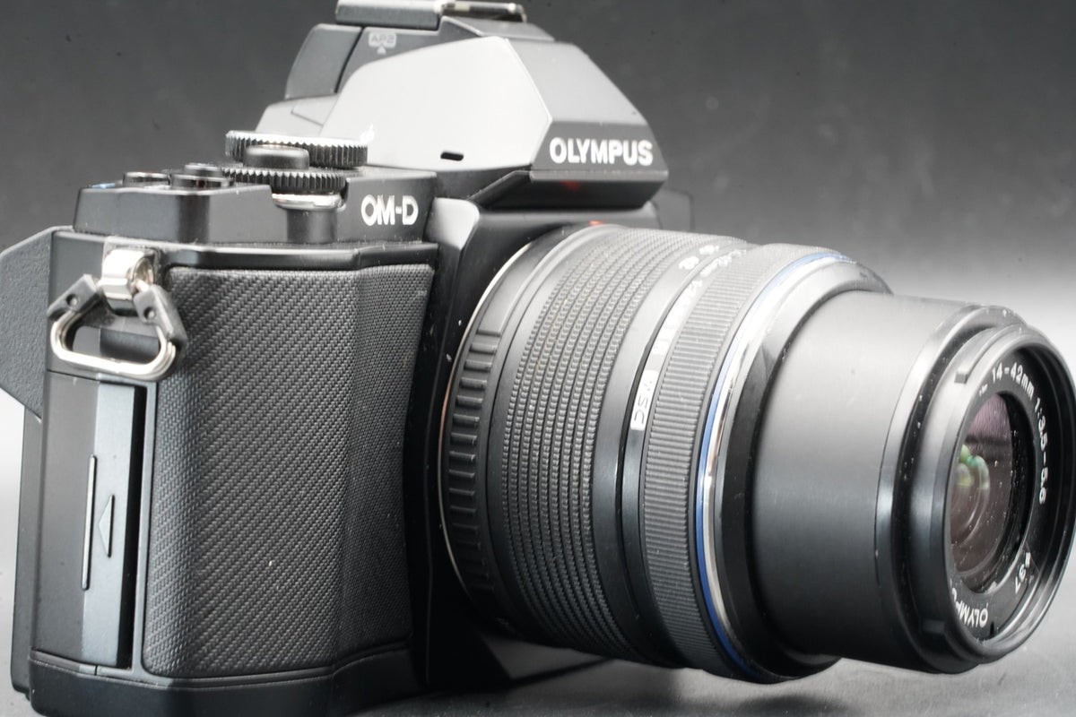 Olympus E-M5 Mirrorless Digital Camera w/ 2 Lenses Black #11114