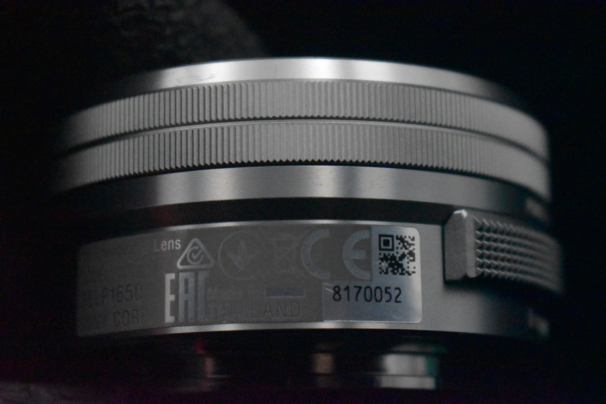 [US Duty Paid] Cámara digital sin espejo Sony a6000 con lente plateada 9301