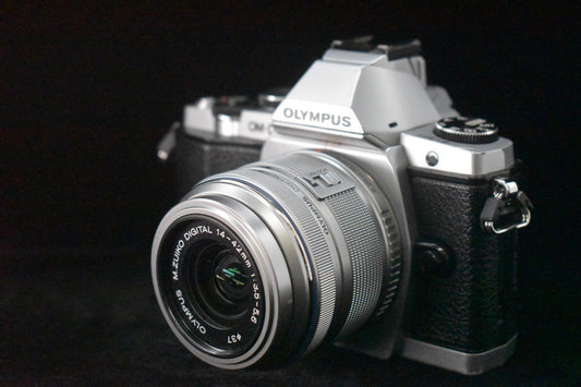 Olympus OMD E-M5 Mirrorless Digital Camera with Lens Silver US STOCK #10070