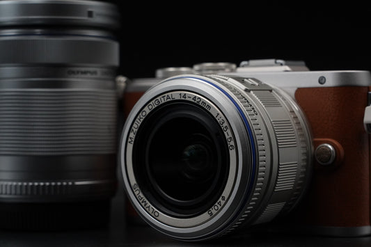 Olympus E-PL8 14-42mm/ 40-150mm 2 Lenses Digital Camera US Duty Paid 10450