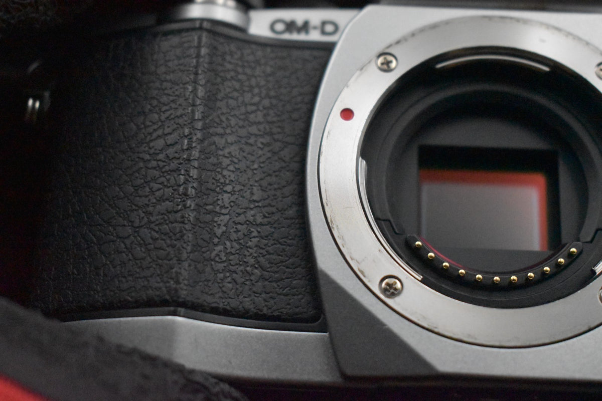 [US Duty Paid] Olympus OM-D E-M10 16.1MP Digital SLR Camera Silver Japan 9167