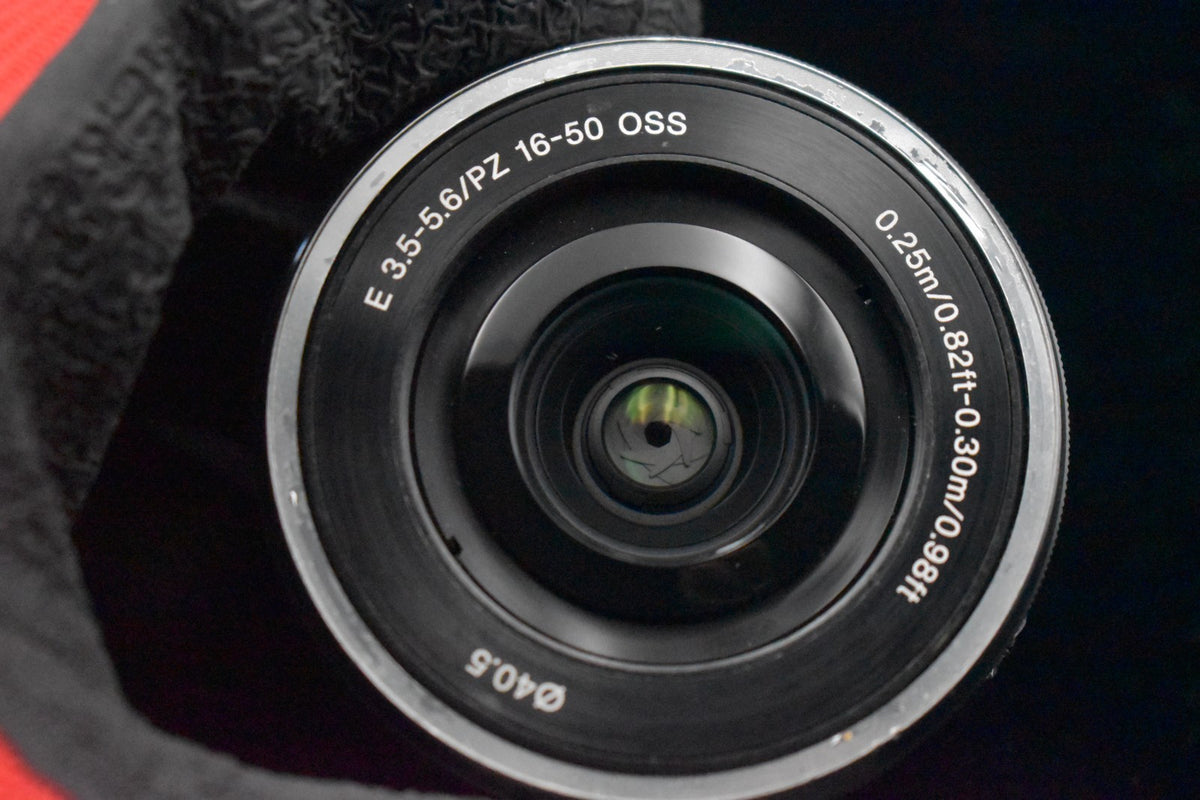 [US Duty Paid] Cámara digital sin espejo Sony a6000 con lente plateada 9302
