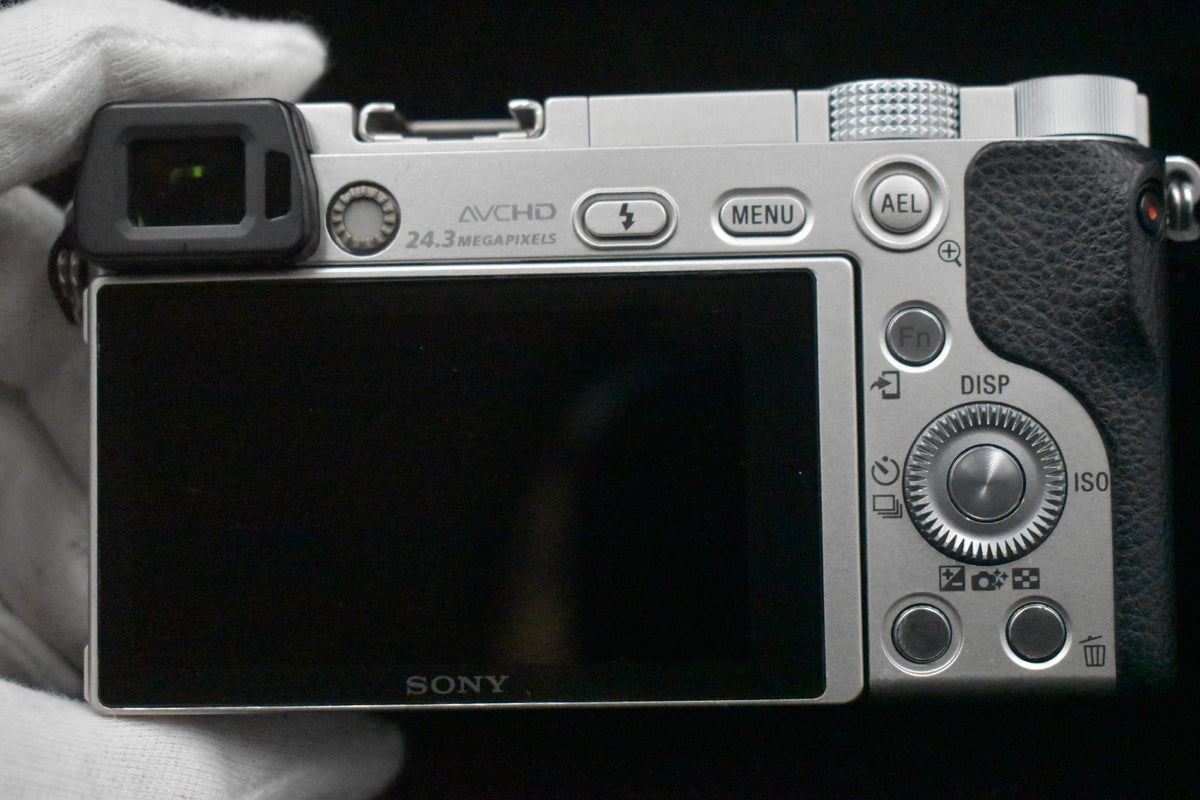 [US Duty Paid] Sony a6000 Digitale Spiegellose Kamera mit Objektiv Silber 8484