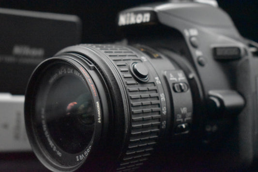 [US VERZOLLT] Nikon D5600 DSLR-Kamera mit 18-55 mm VR-Objektiv Kit 24,2 MP 9262