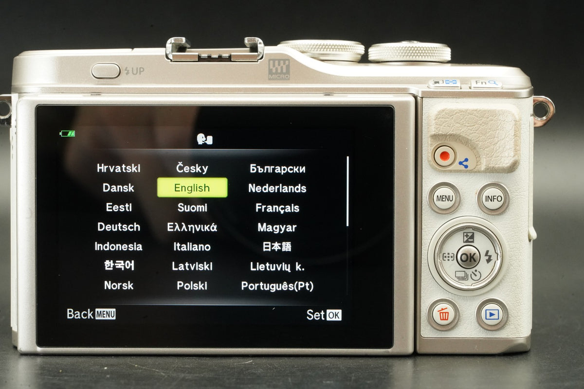 OLYMPUS PEN E-PL9 Digital Camera w/ 14-42mm EZ Lens White -10767 cuts- #12369