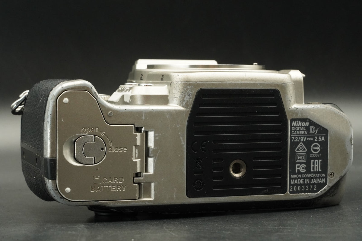 Nikon Df Silver DSLR Digital Camera Body -37 cuts- #11586