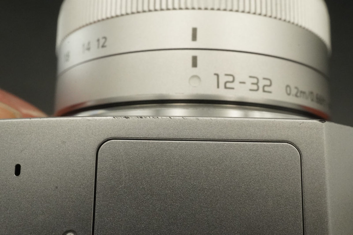 Objectif Panasonic LUMIX DC-GF9 Orange 32 mm + 25 mm f/1.7 Anglais OK !! #11587