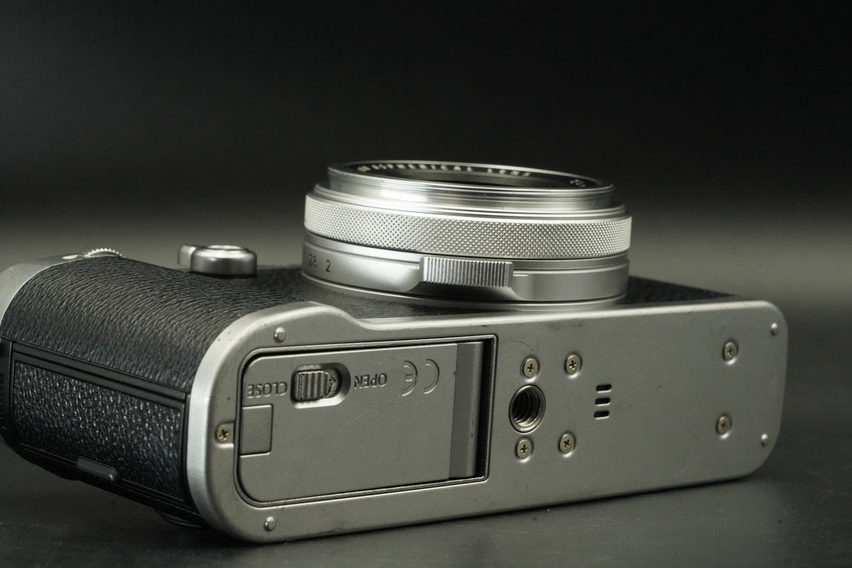 Fujifilm X100F 24.3MP Digital Camera Silver -22900 cuts- US STOCK #11971