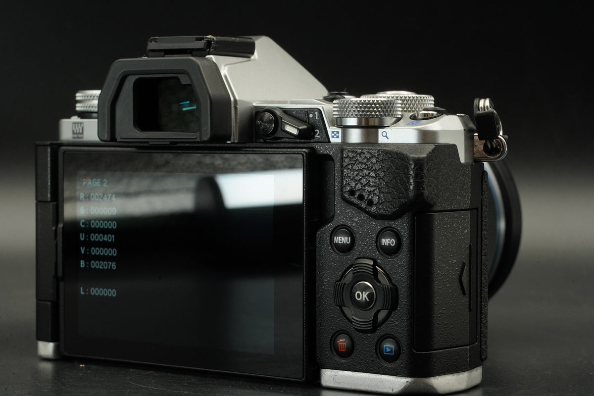 Olympus OM-D E-M5 Mark II w/ M.ZUIKO 14-150 Lens Silver -2474 cuts- #11473