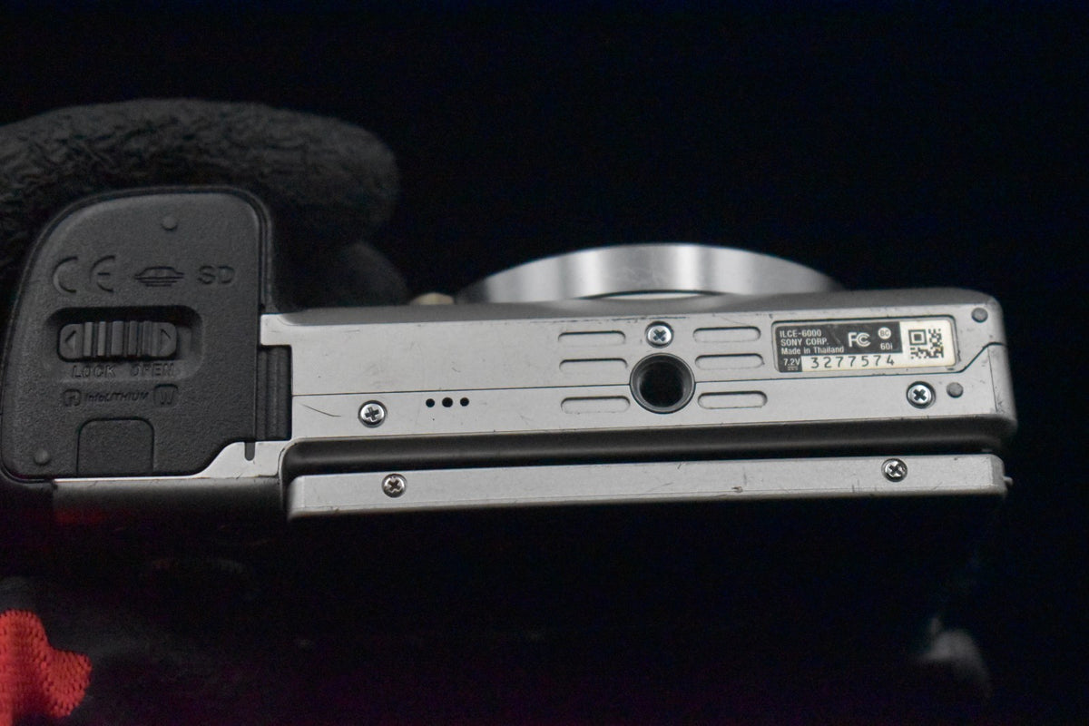 [US Duty Paid] Sony a6000 Digital Mirrorless Camera with Lens Silver 9302