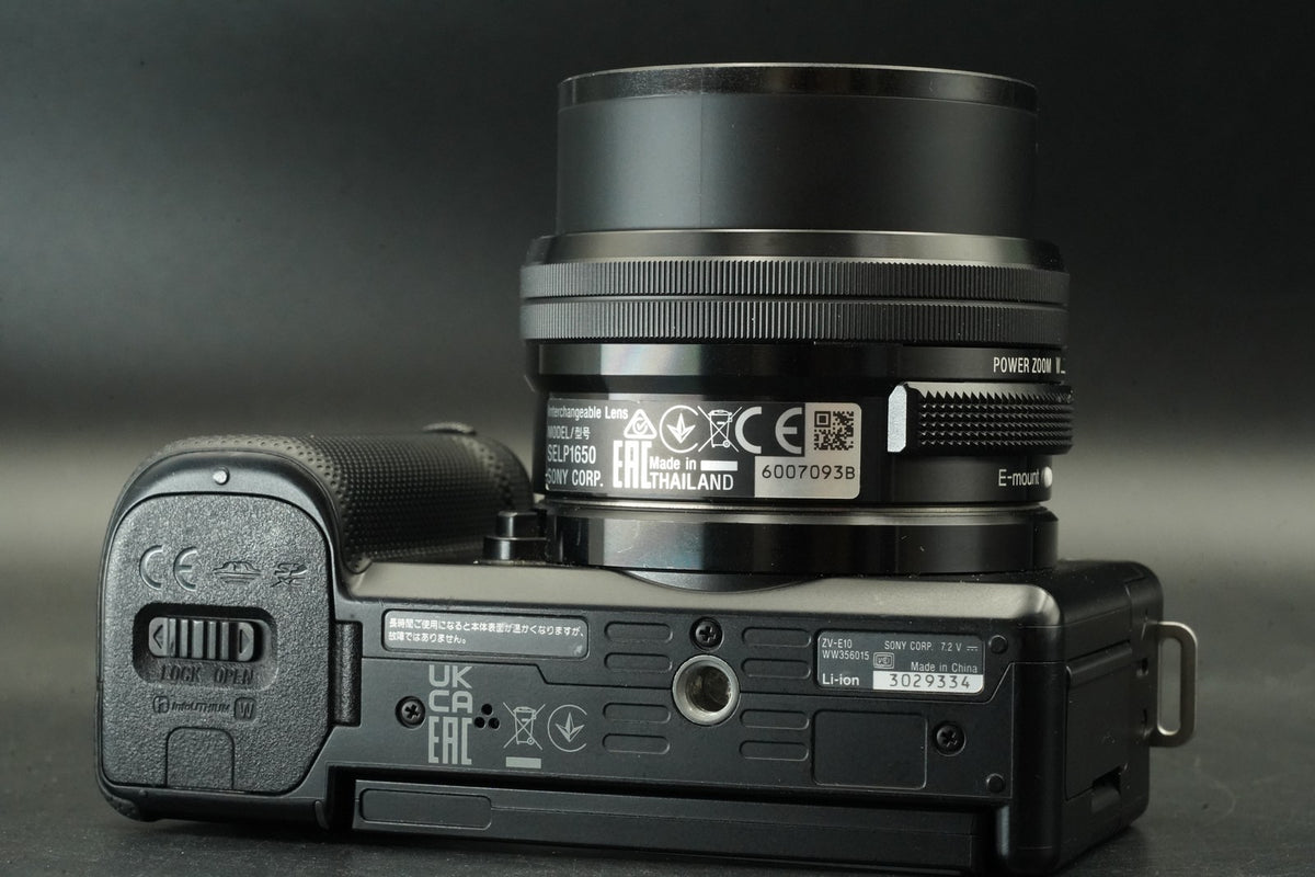Sony Alpha ZV-E10 fotocamera mirrorless vlog con obiettivo nero #11948