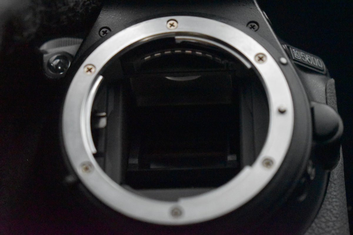[US DUTY PAY] Appareil photo reflex numérique Nikon D5600 avec kit...