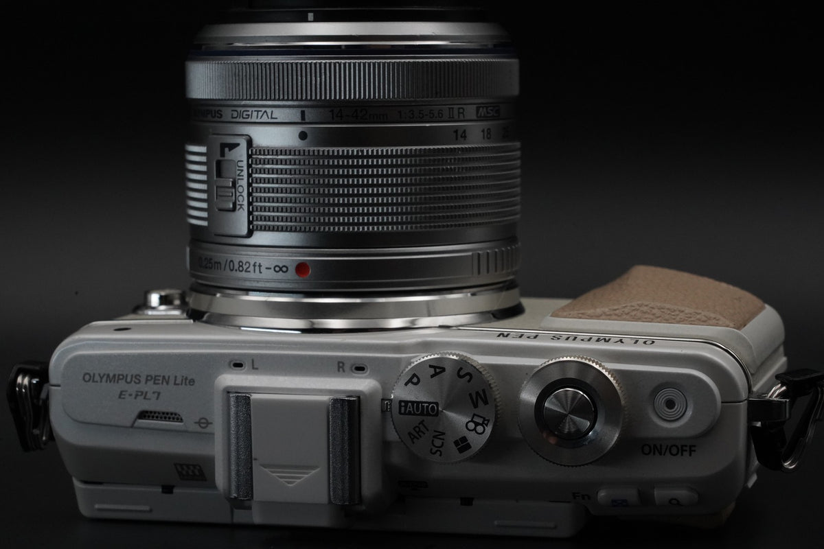 Olympus PEN E-PL7 Digital Camera White with 2 Lenses -4410 cut- #12132