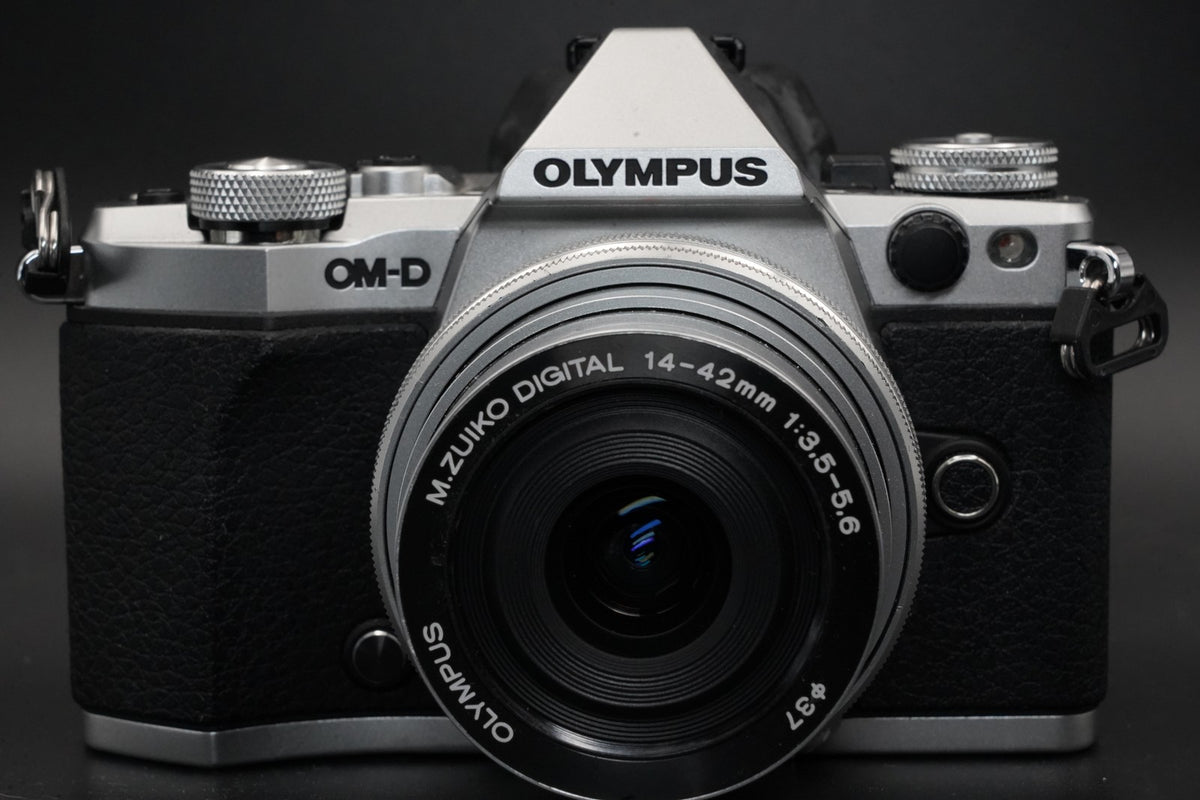Olympus OM-D E-M10 Mark III Silver Body Only Silver w/ 2 Lenses #10617