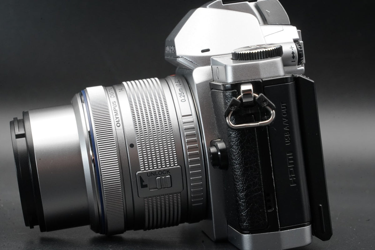 Olympus E-M5 Mirrorless Digital Camera w/ 2 Lenses Silver #11366