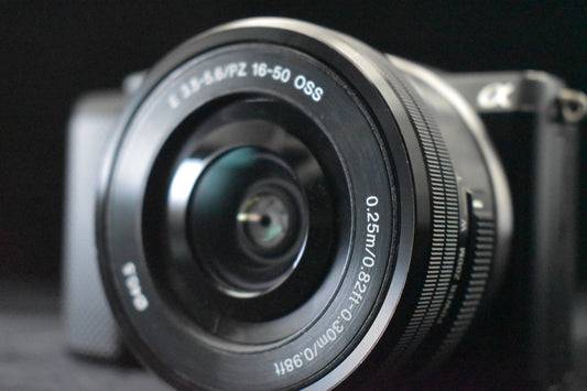 [US Duty Paid] Cámara digital sin espejo Sony Alpha a5000 con lente negra 8952