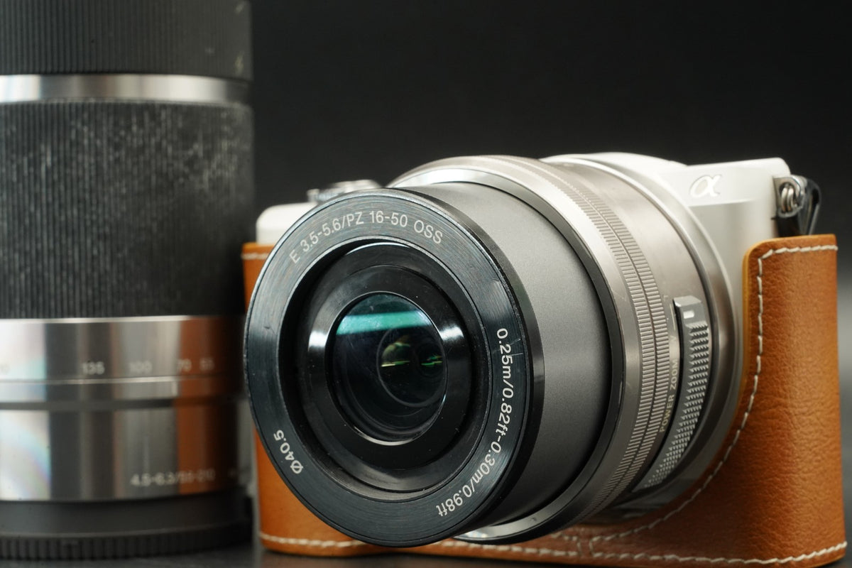 Sony a5000 Mirrorless Digital Camera White with 2 Lenses -11208 cuts- #11484