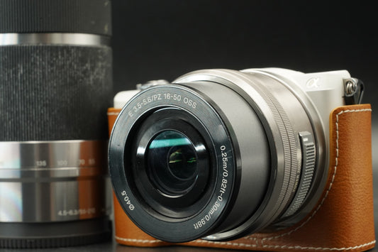 Sony a5000 Mirrorless Digital Camera White with 2 Lenses -11208 cuts- #11484