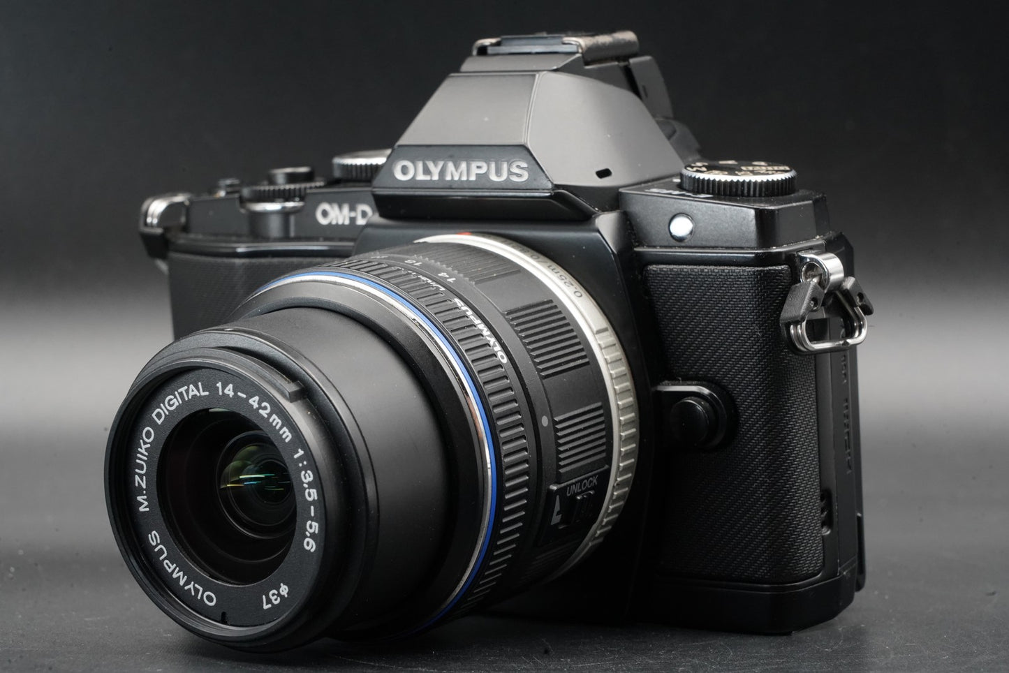 Olympus E-M5 Mirrorless Digital Camera w/ 2 Lenses Black 11365