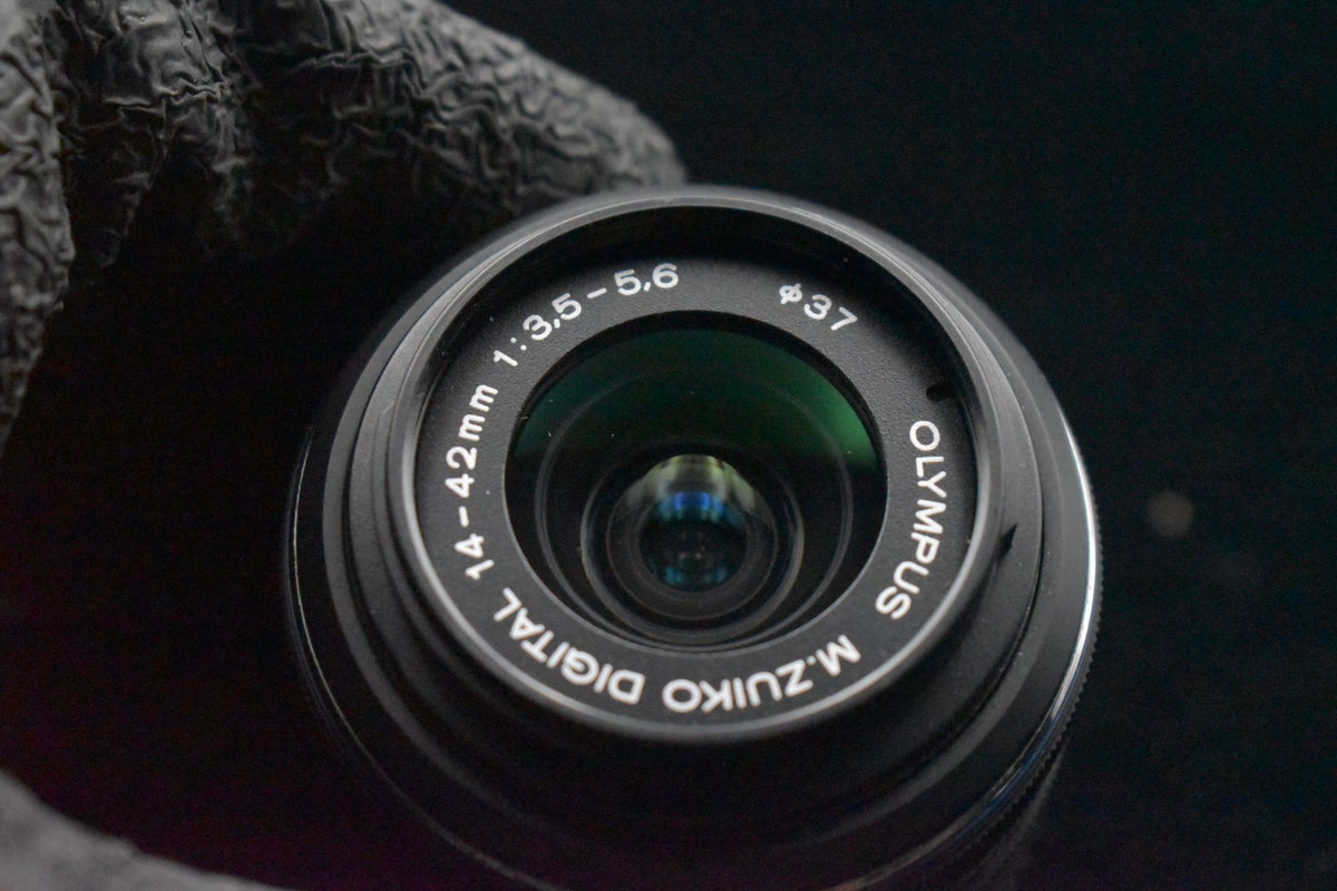 6807 shots! [US Duty Paid] Olympus E-PL8 w/ 40-150mm Lens Digital Camera 9210
