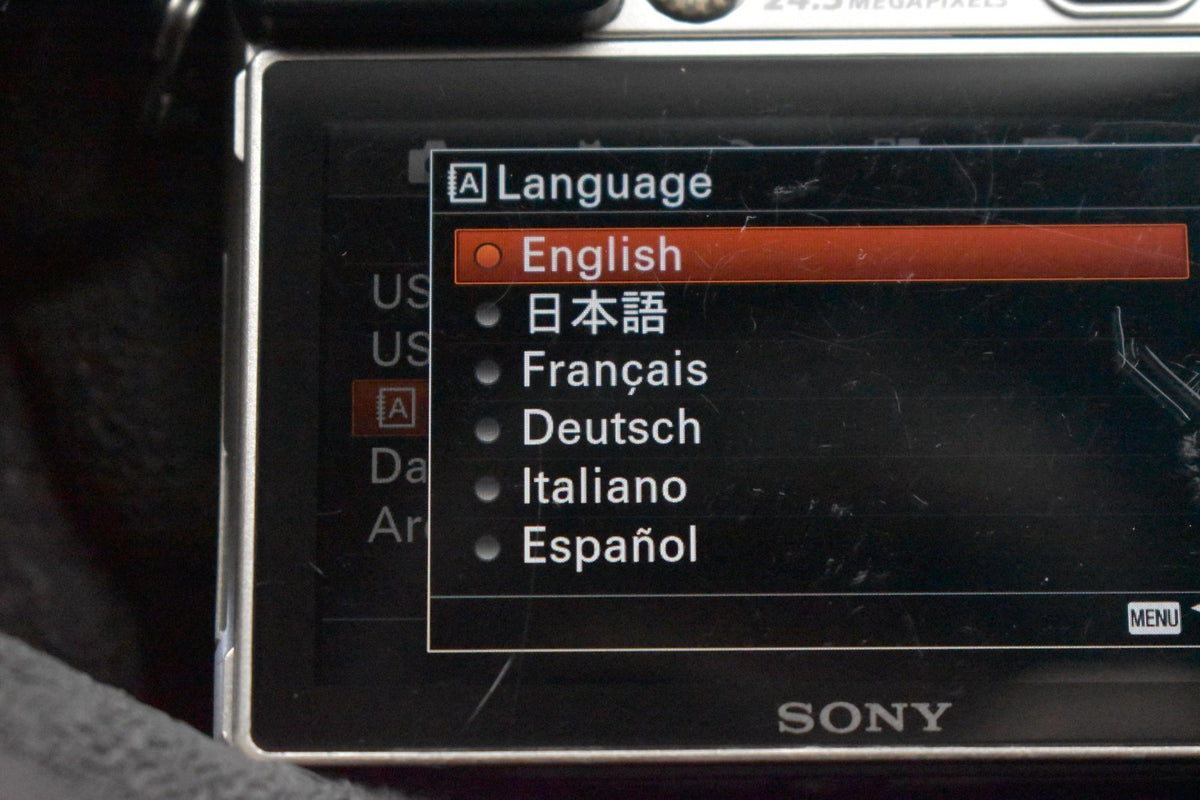 [US Duty Paid] Cámara digital sin espejo Sony a6000 con lente plateada 9301
