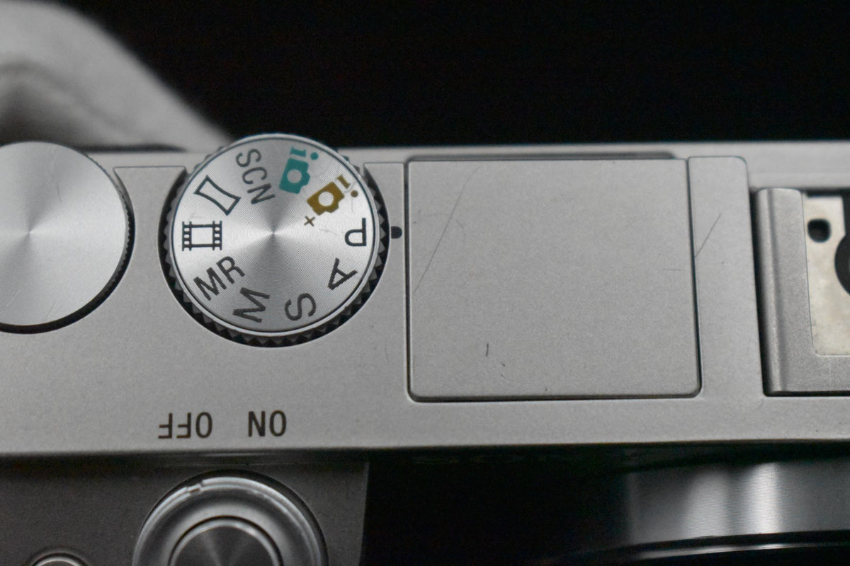 [US Duty Paid] Sony a6000 Digital Mirrorless Camera with Lens Silver 8484