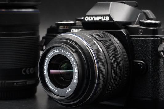 2888 cuts! Olympus OM-D E-M10 Mirrorless Camera + 14-42mm 40-150mm 11027