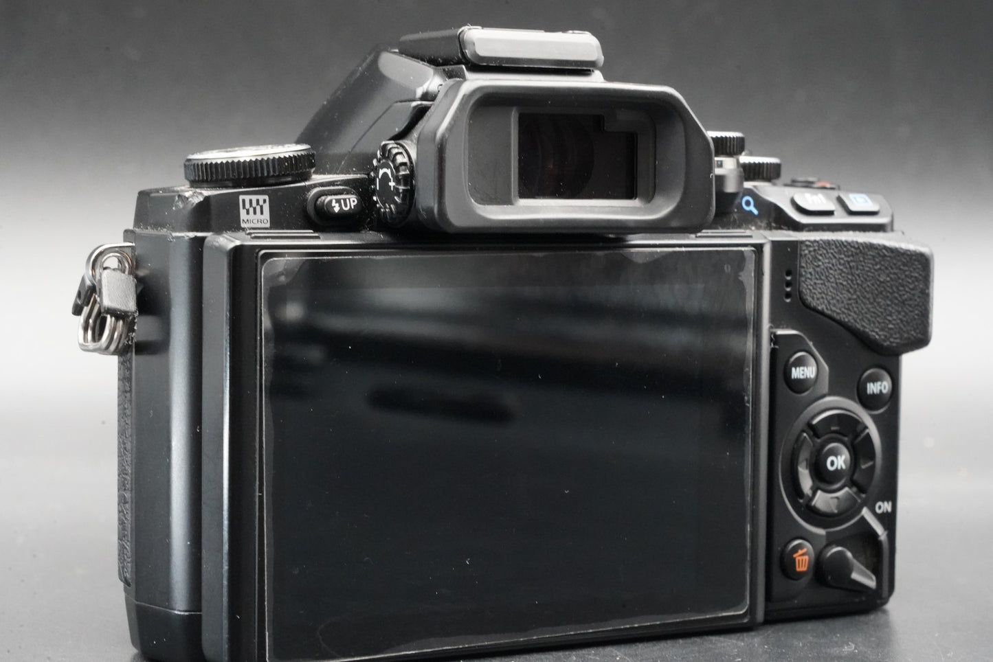 2888 cuts! Olympus OM-D E-M10 Mirrorless Camera + 14-42mm 40-150mm 11027