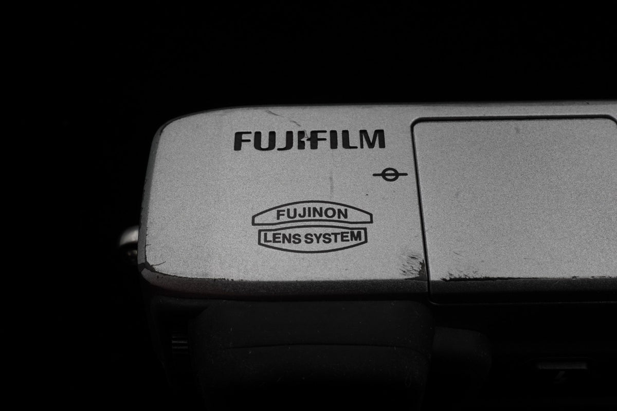 Fujifilm X Series X-E1 16.3MP Digital SLR Camera Body Silver US STOCK #9917