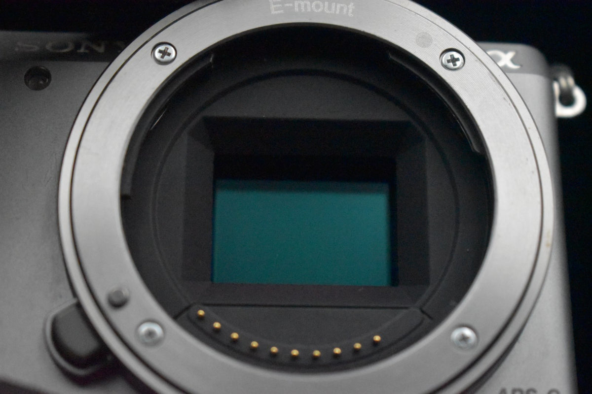 [US Duty Paid] Fotocamera digitale mirrorless Sony Alpha a5000 con...
