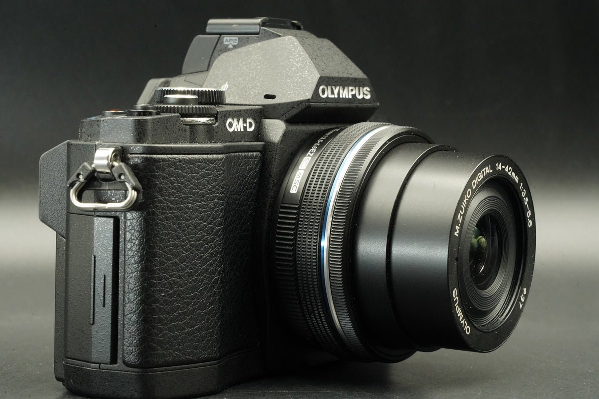 Olympus E-M5 Mirrorless Digital Camera w/ 2 Lenses Black -5447 cut- #11365