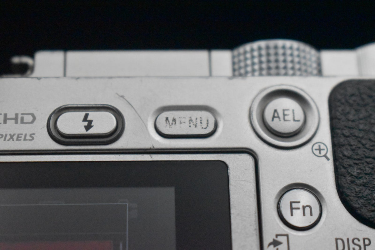 [US Duty Paid] Cámara digital sin espejo Sony a6000 con lente plateada 9302