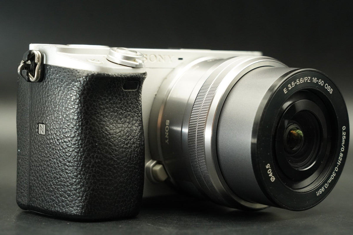 Sony A6400 Mirrorless Digital Camera with 2 Lenses Silver -595 cuts- #12173