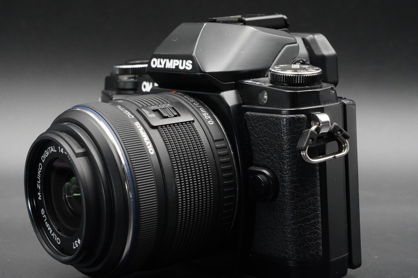 2888 cuts! Olympus OM-D E-M10 Mirrorless Camera + 14-42mm 40-150mm 11027