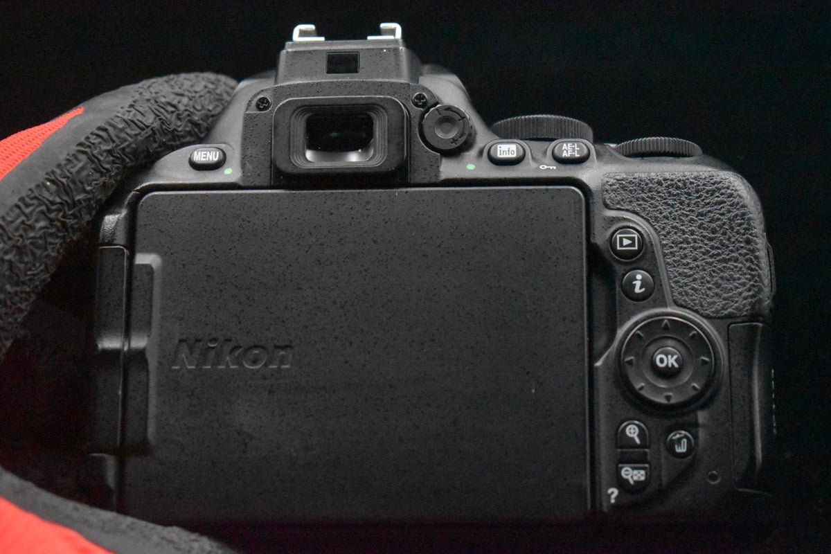 [US VERZOLLT] Nikon D5600 DSLR-Kamera mit 18-55 mm VR-Objektiv Kit 24,2 MP 9262