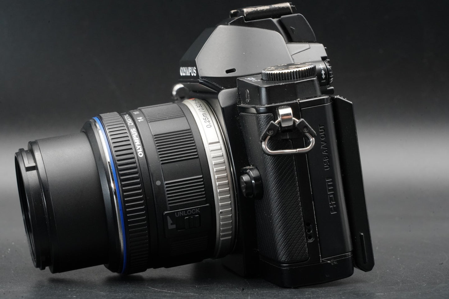 Olympus E-M5 Mirrorless Digital Camera w/ 2 Lenses Black 11365